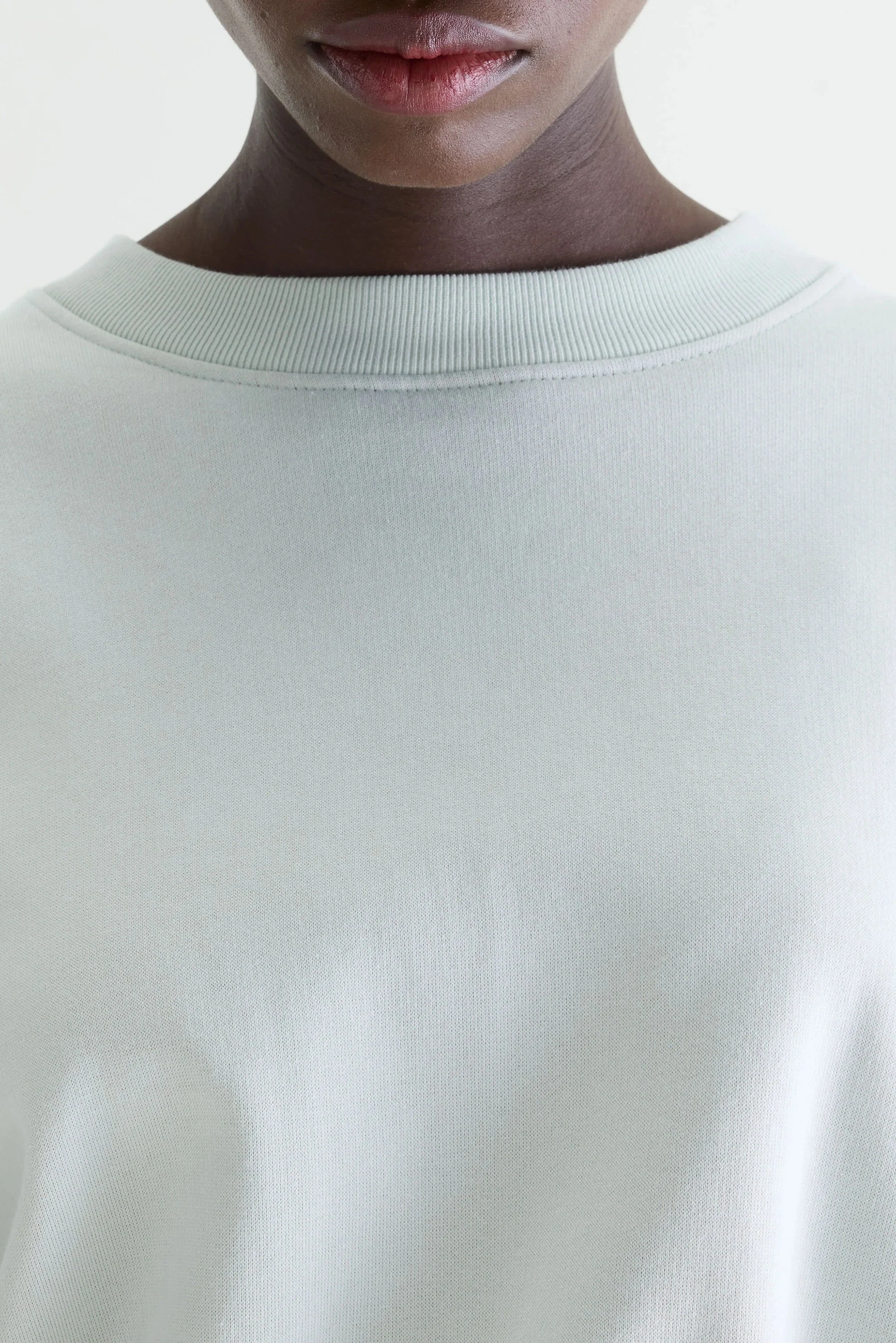 Bellerose | Speckled Grey Cropped Sweatshirt - Contrast Embroidery Agua-Verde - Image 4