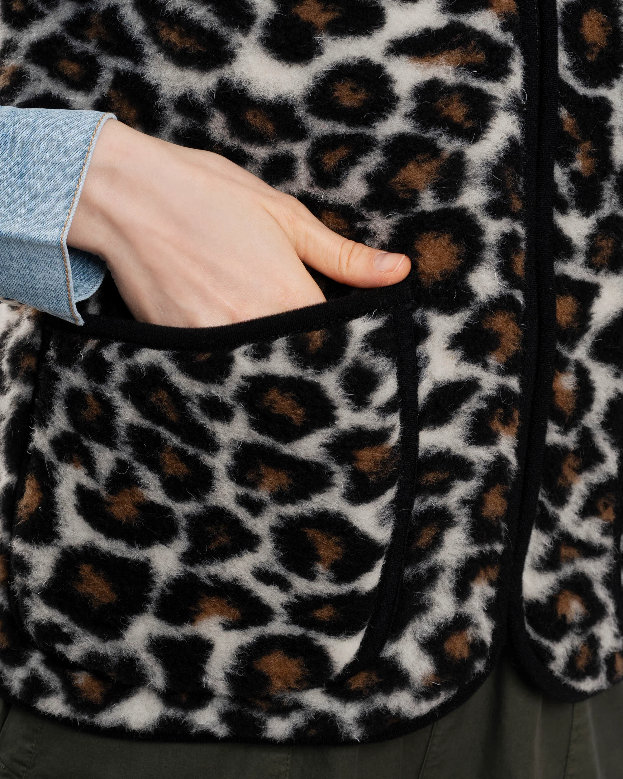 Cold Breaker | Pepitko Pattern Vest - Abstract Knit Gilet Leopard - Image 4