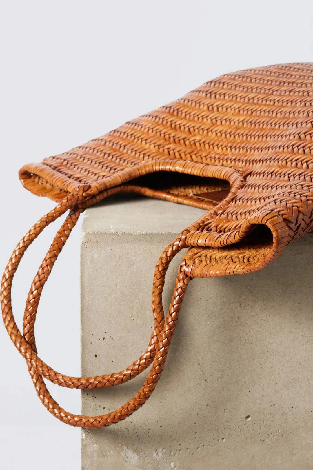 Dragon | Tote Bag Ns Diagonal - Handwoven Buffalo Leather Tan - Image 3