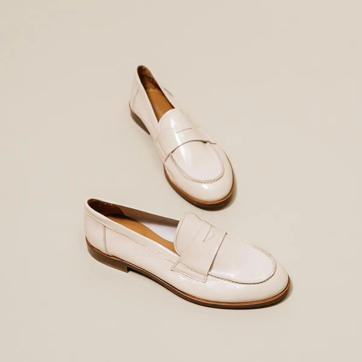 Jonak | Thelma Vernis Plissé Loafer - Patent Ecru