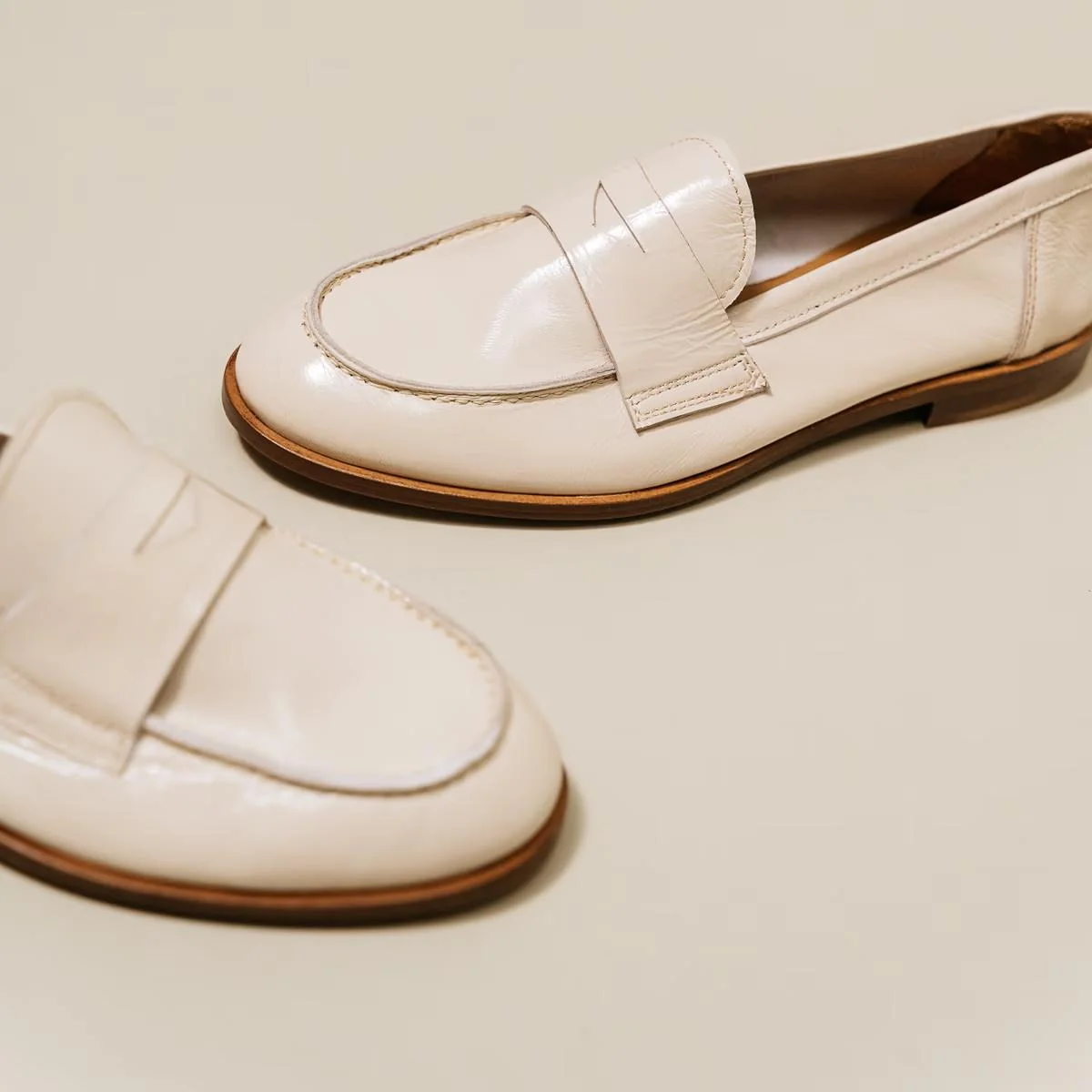 Jonak | Thelma Vernis Plissé Loafer - Patent Ecru - Image 5