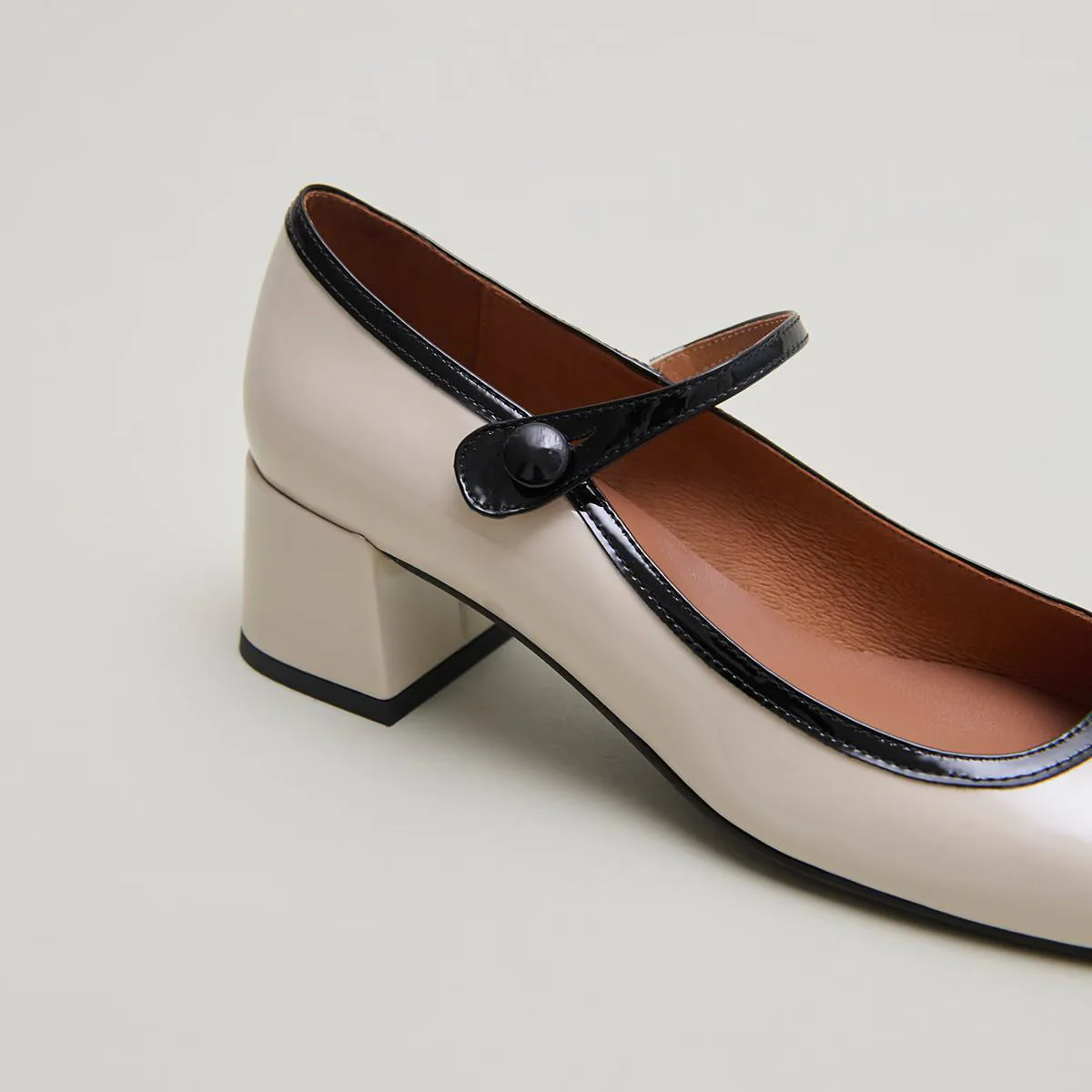 Jonak | Donzai Vernis Bi-Color Square-Heel Baby Doll Pump Ecru-Noir - Image 5