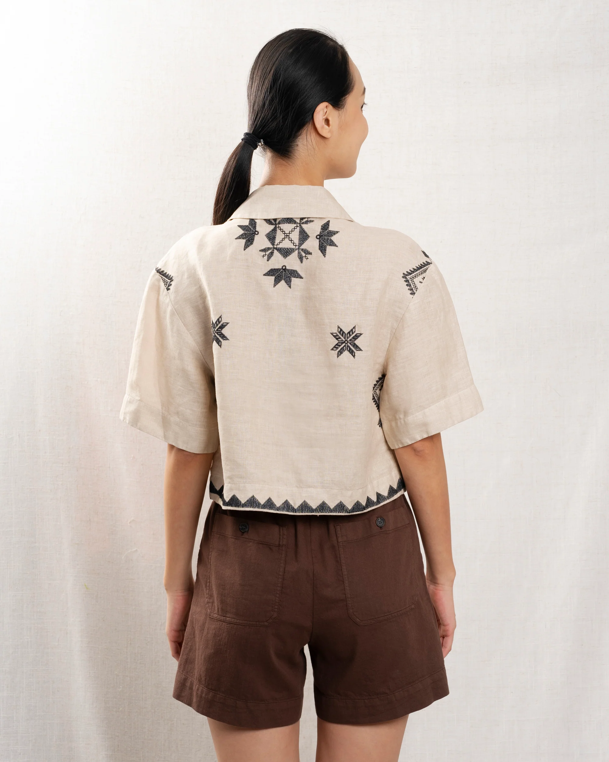 Kori | Cropped Linen Blouse - Beige & Black Beige-Black - Image 2