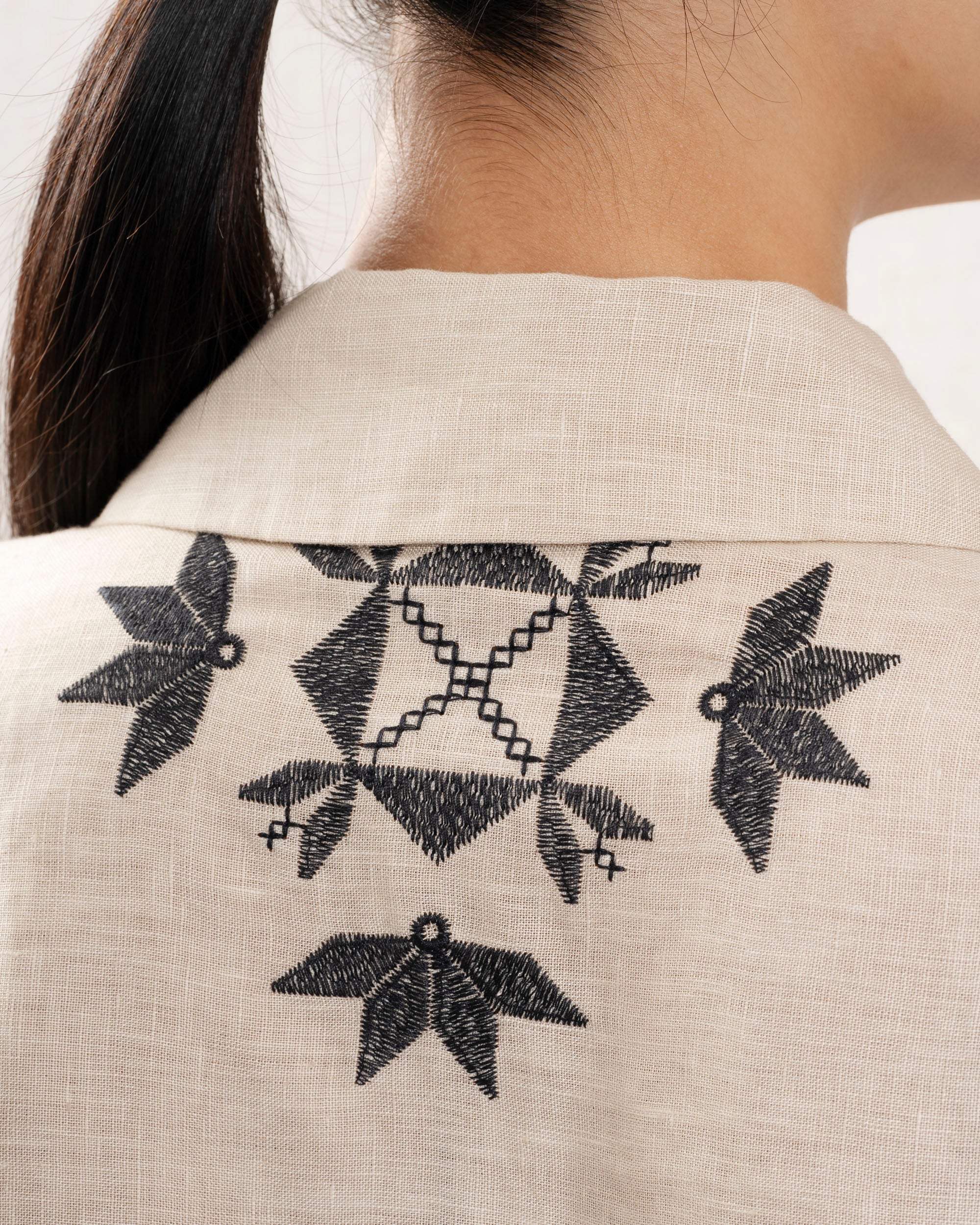 Kori | Cropped Linen Blouse - Beige & Black Beige-Black - Image 3