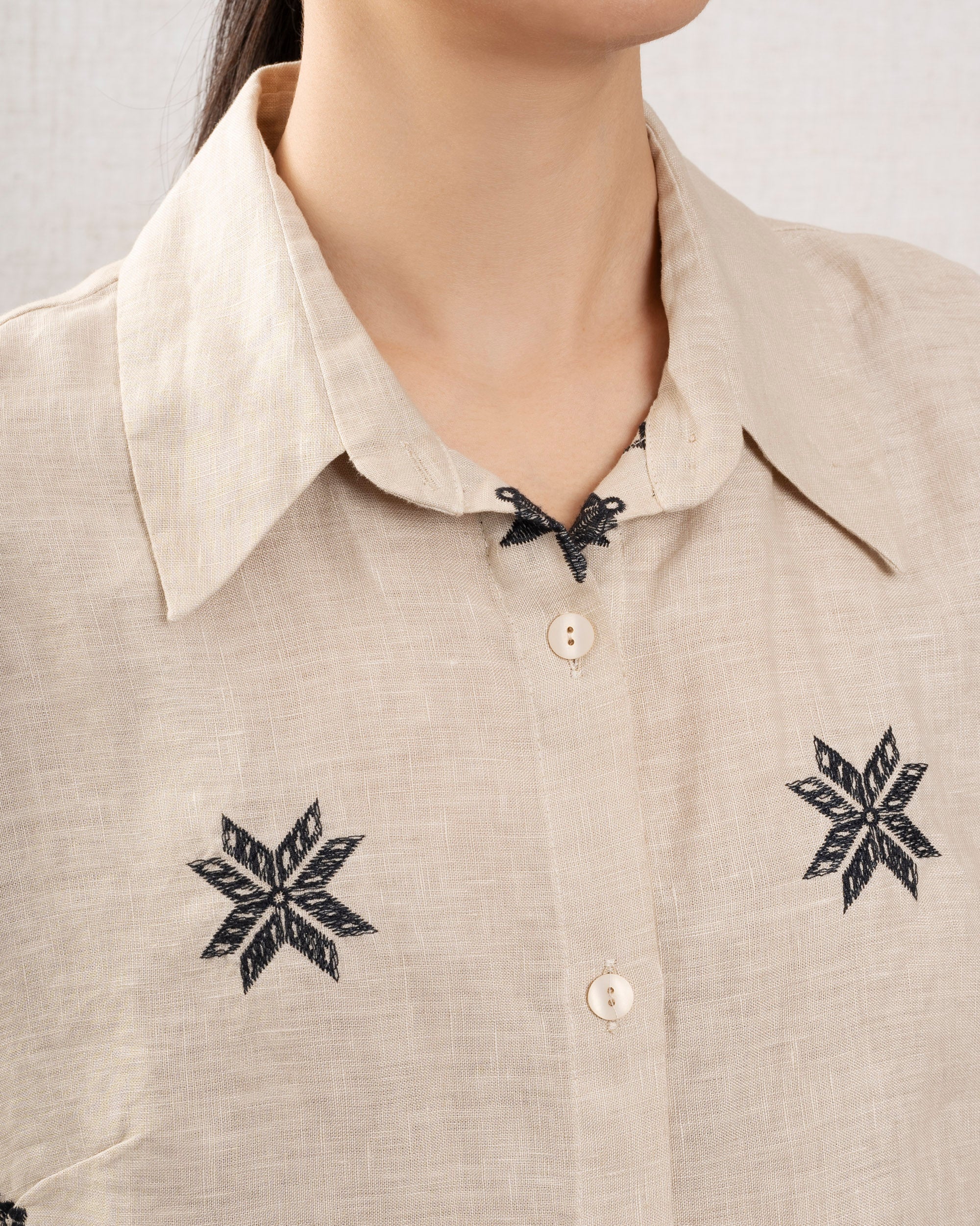 Kori | Cropped Linen Blouse - Beige & Black Beige-Black - Image 4