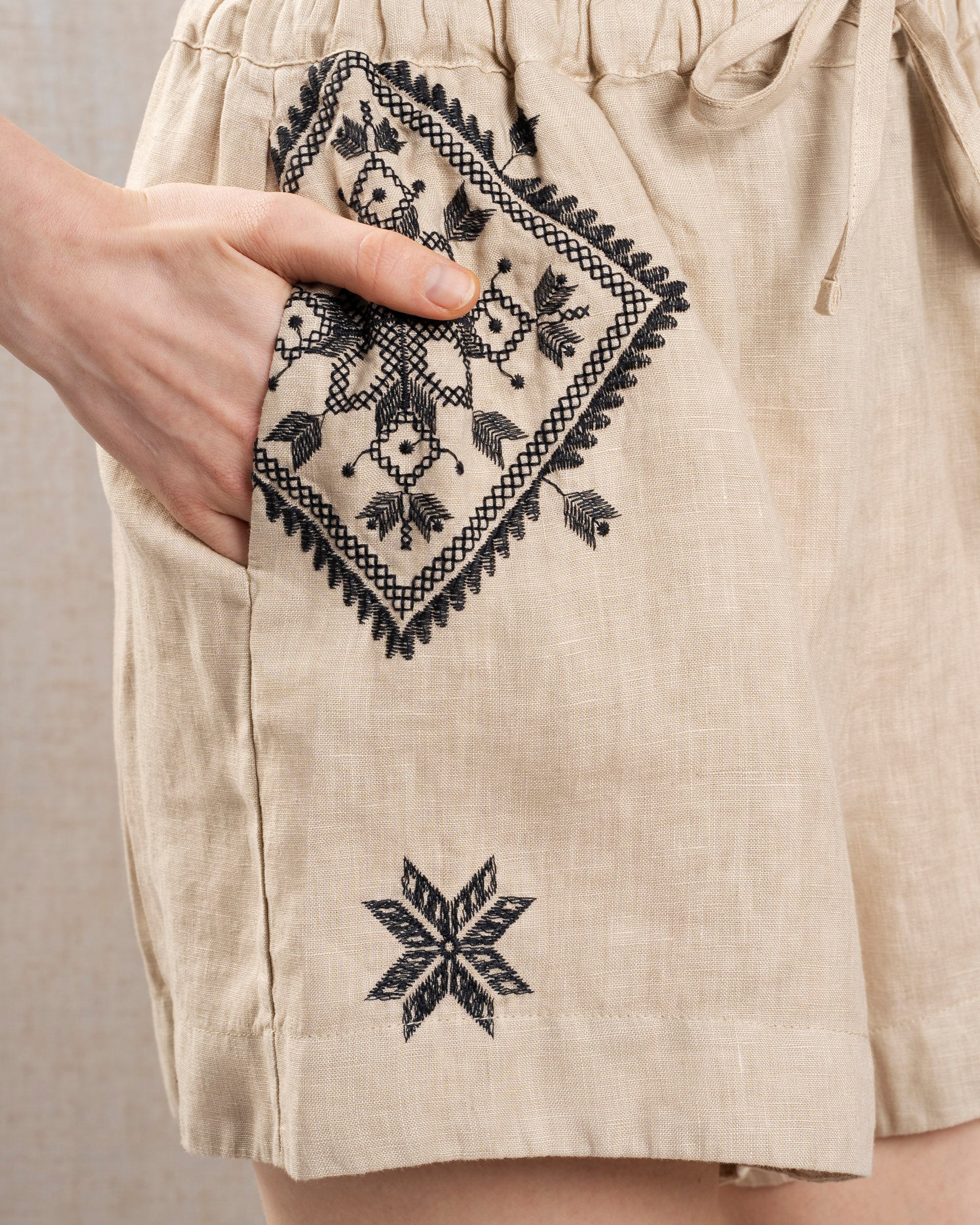 Kori | Lefkada Drawstring Shorts - Linen Beige-Black - Image 4