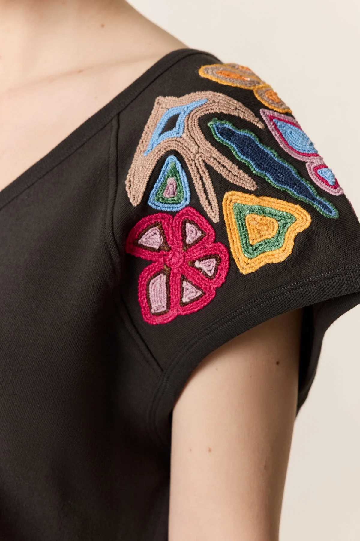 Leon & Harper | Simon Dori Embroidered Organic Cotton T-shirt Carbone - Image 5