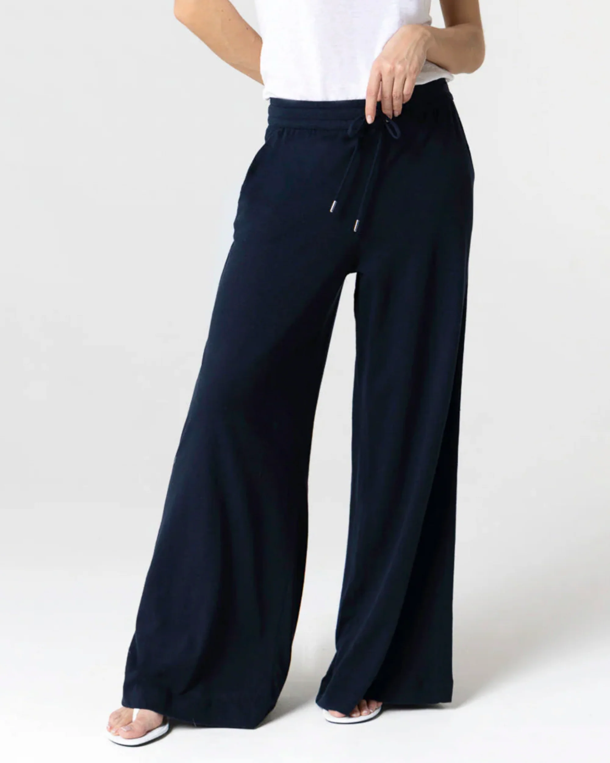 Majestic | Cropped Linen-Cotton Pants - Flowing Fit Marine