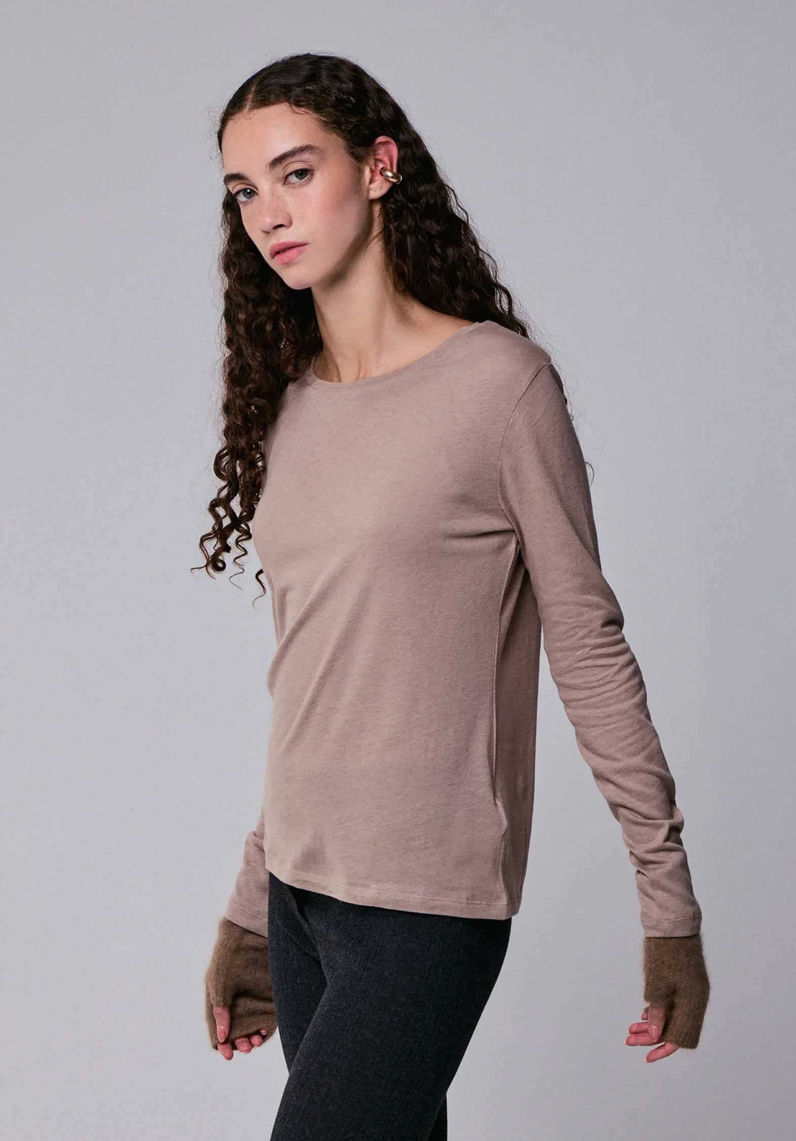 Majestic | Second-Skin Cashmere Blend Crewneck Tee - Desert - Image 3
