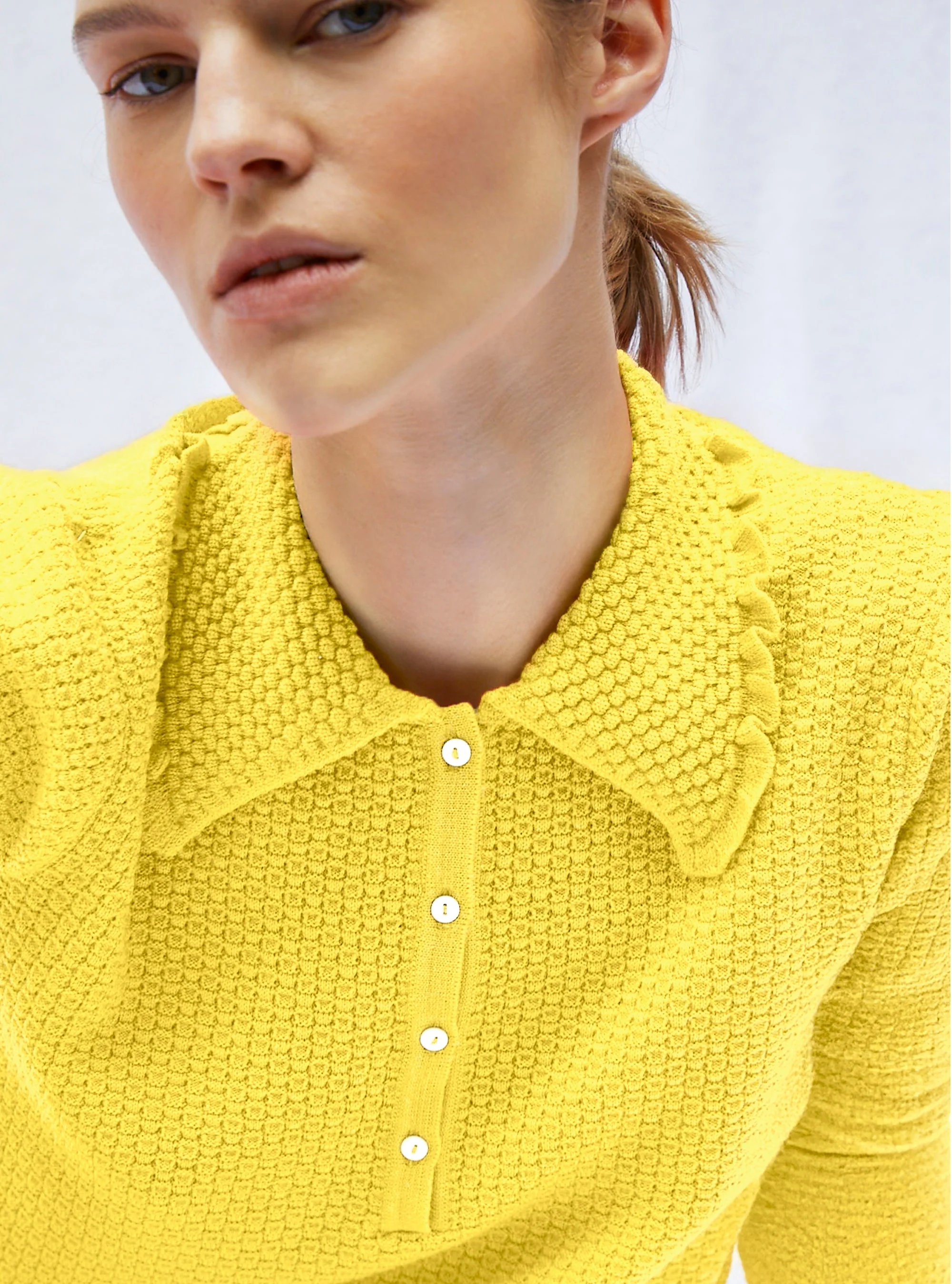 Molli | Fine Wool Pullover with Ruffled Collar - Limoncello - Image 2